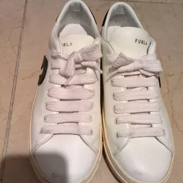 FURLA 화이트 가죽 스니커즈
