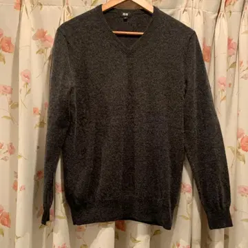 새상품급 유니클로 V넥 캐시미어 스웨터 L 사이즈