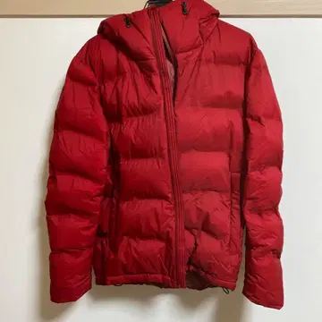빨간색 후드 부착 다운 자켓