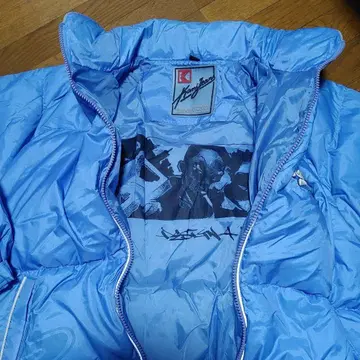 칼 카니 자수 로고 다운 자켓 블루 빅 실루엣