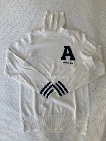 아디다스 하이넥 스웨터