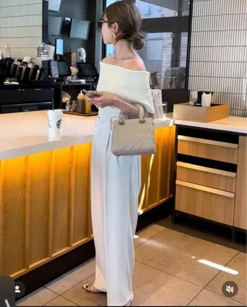 루엘레 오프숄더 화이트 니트 반팔