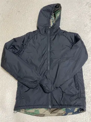 뉴에라 x 프리마로프트 퍼프 자켓 리버서블