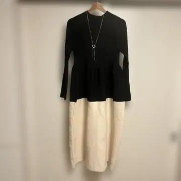 WORLD 'C '이소재 하프 터틀 플레어 원피스 레어