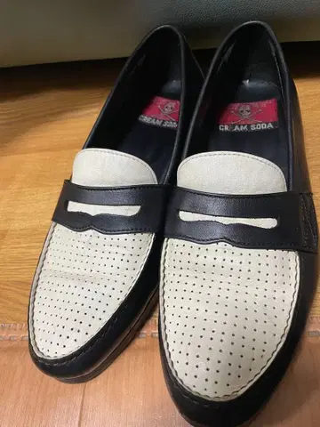 CREAM SODA 화이트 x 블랙 코인 로퍼 신발