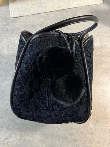레이스 무늬의 블랙 핸드백