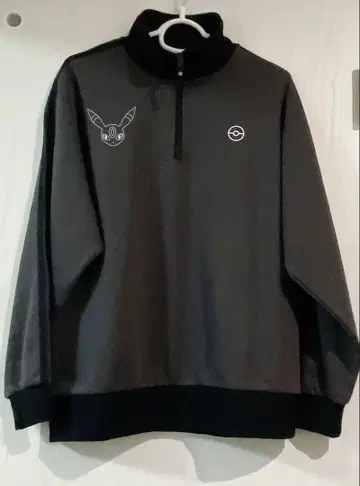 블래키 하프 집업 포켓몬