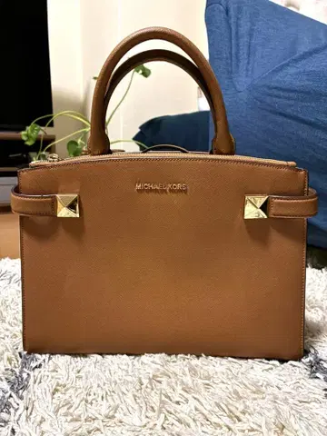 새상품급 MICHAEL KORS Karla 사첼 브라운 핸드백