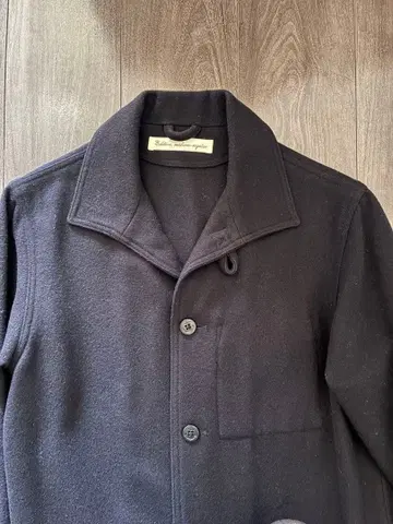 블랙 피 코트 버튼 포함