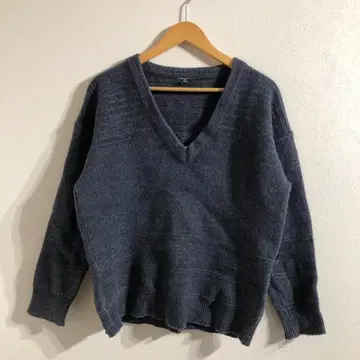 새상품급 V넥 스웨터 네이비 뉴질랜드 산