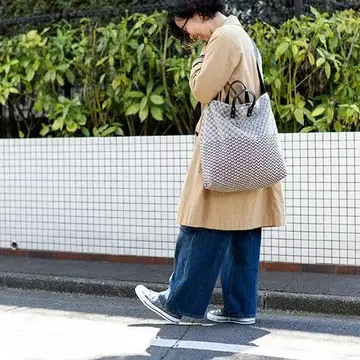 트로와톤 흑백 기하학 패턴 토트백