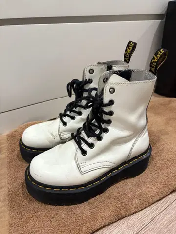 닥터마틴 통굽 화이트