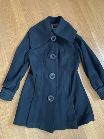 블랙의 큰 옷깃과 큰 버튼, 안감의 멋진 플레어 코트 M 사이즈