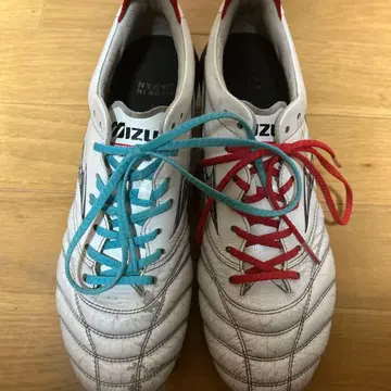 Mizuno 축구화 화이트/레드/블루 가격 인하 협상 가능