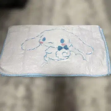 시나몬 롤 자수 타월 화이트와 스카이블루