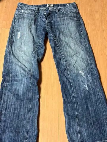 데미지 가공 블루 스트레이트 청바지