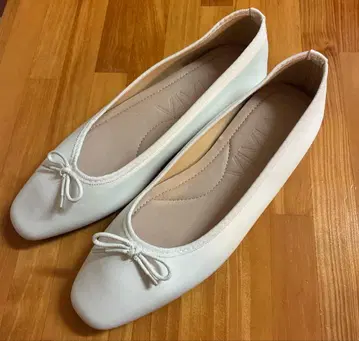 화이트 리본 포함 플랫슈즈 발레 슈즈