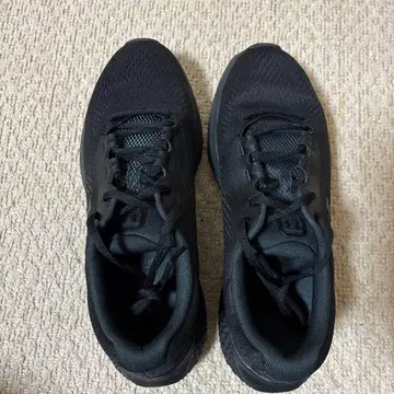 Under Armour 블랙 러닝화