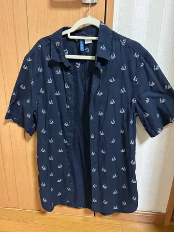 네이비 새 자수 반팔 셔츠