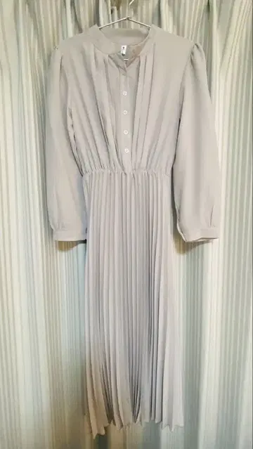 라이트 그레이 플리츠 원피스