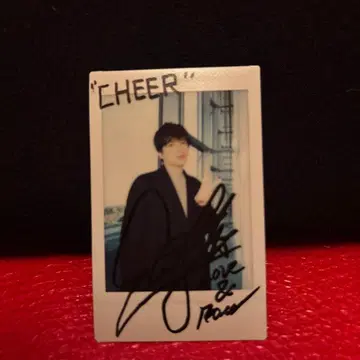 시로타 유 씨, 폴라로이드에 친필 사인 포함