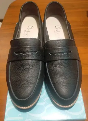 새상품급 아르테미스 바이 다이애나 천연 가죽 로퍼, 사이즈 23