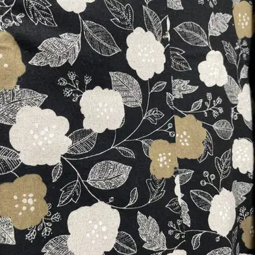 블랙 베이스에 꽃무늬 프린트 원단으로 제작되었습니다