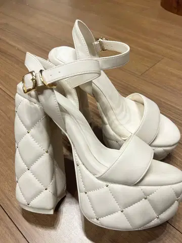 다이애나 DIANA 퀼팅 샌들 M 사이즈