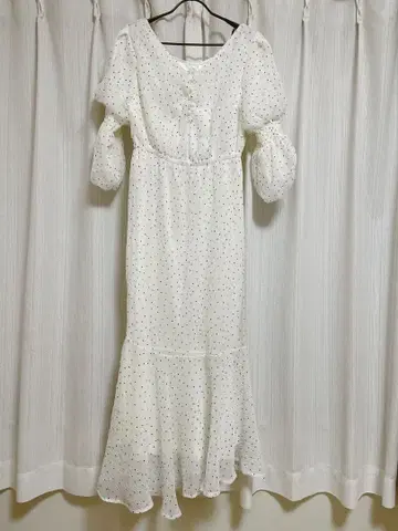 화이트 도트 무늬 퍼프 슬리브 원피스