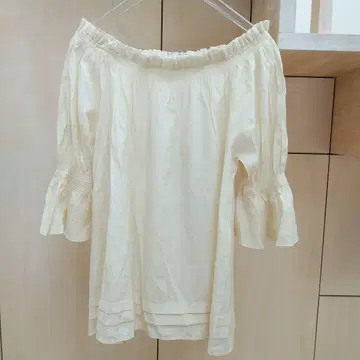 로즈버드 오프숄더 블라우스