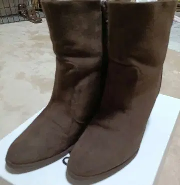 크롤 발리에 브라운 스웨이드 어그 부츠 24.5cm