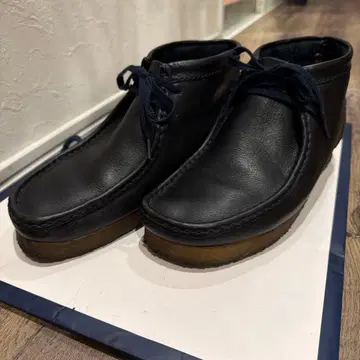 클락스 오리지널스 왈라비 네이비 가죽 US7