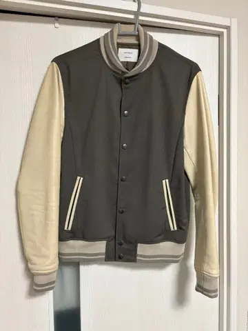 STUDIOUS 바시티 자켓 그레이와 아이보리