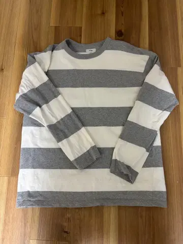 그레이와 화이트 스트라이프 긴팔