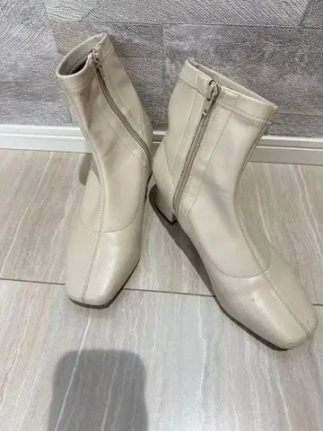 아이보리 가죽풍 부티 지퍼 포함