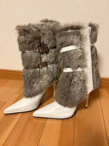 COMEX 퍼 장식 화이트 하이힐 부츠