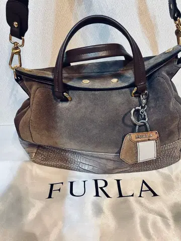 새상품급 FURLA 스웨이드 숄더백