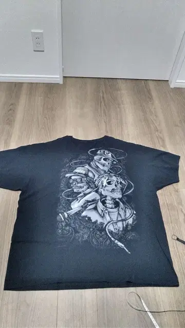 그래픽 프린트 블랙 T셔츠