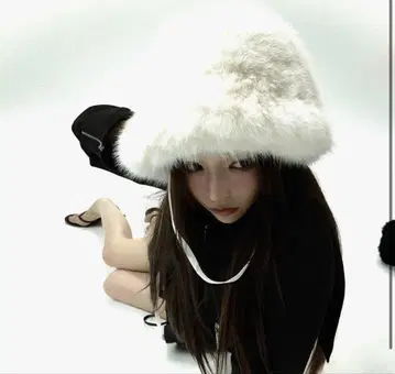 THEREDTHREAD S haute fur hat