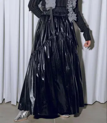 에직 Piping line 메탈릭 볼륨 스커트 블랙