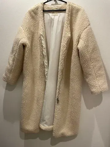 크림색 보아 롱 코트