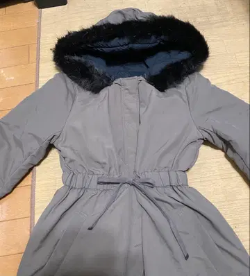 브라운 계열 퍼 포함 다운 자켓