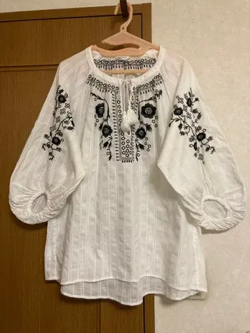 새상품급 백넘버 라이트온 카프탄 블라우스 자수 라이트온