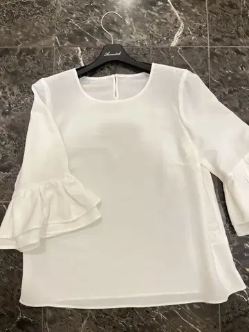 Aveniretoile 화이트 상의 소매 프릴 sizeM