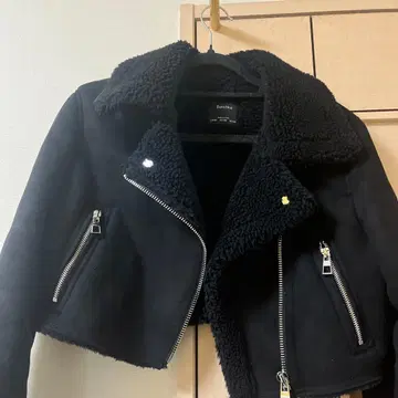 블랙 숏 기장 무스탕 코트