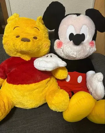 곰돌이 푸와 미키마우스의 봉제 인형