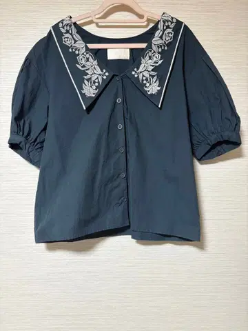 Ameri VINTAGE 빅 칼라 꽃무늬 자수 블라우스 네이비