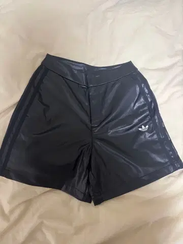 adidas 블랙 가죽 숏팬츠