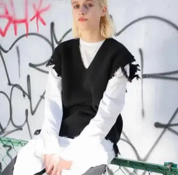 새상품급 PERVERZE 퍼버즈 크러쉬 데미지 니트 베스트