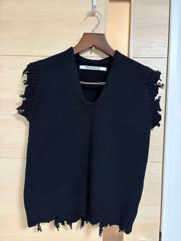 새상품급 PERVERZE 퍼버즈 크러쉬 데미지 니트 베스트